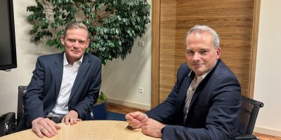 Nicolai Rathmann, orgalean GmbH, und Dr. Mirko Mehnert, Vorstand der Sparkassenversicherung Sachsen, im Gespräch