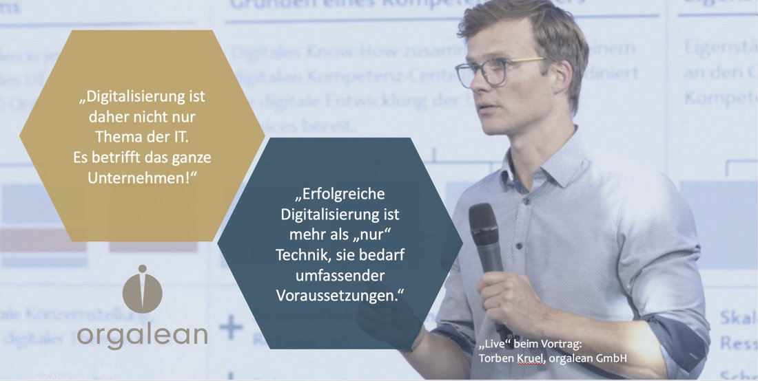 Torben Kruel auf der Bühne bei seinem Vortrag zum Thema Digitalsisierung an der ScienceFor Society in Kiel 2022